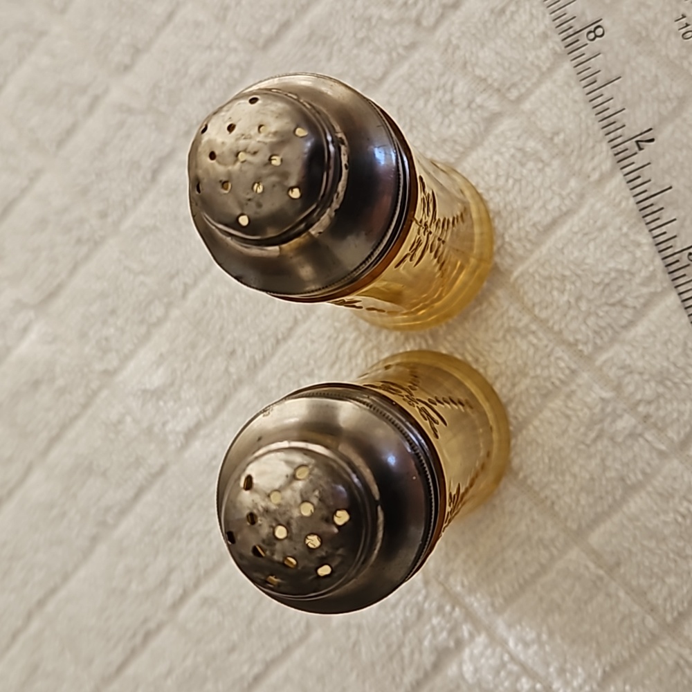 Madrid Pattern Amber Colour Salt and Pepper Shakers Depression Glass Vintage - Picture 4 of 7